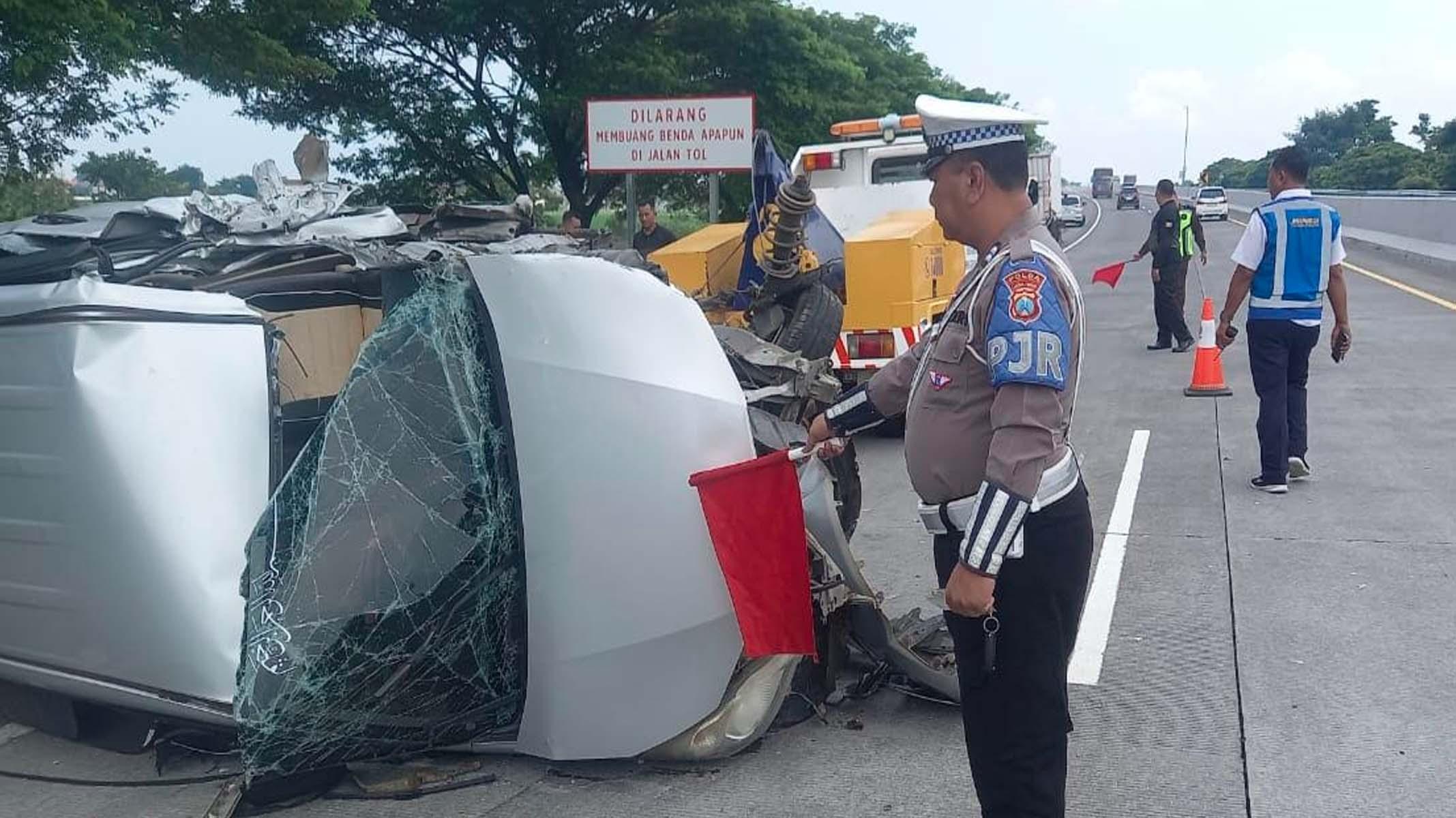 Kecelakaan di Jalan Tol Gempol-Pasuruan, Toyota Avanza Tabrak Truk Boks , 3 Orang Terluka