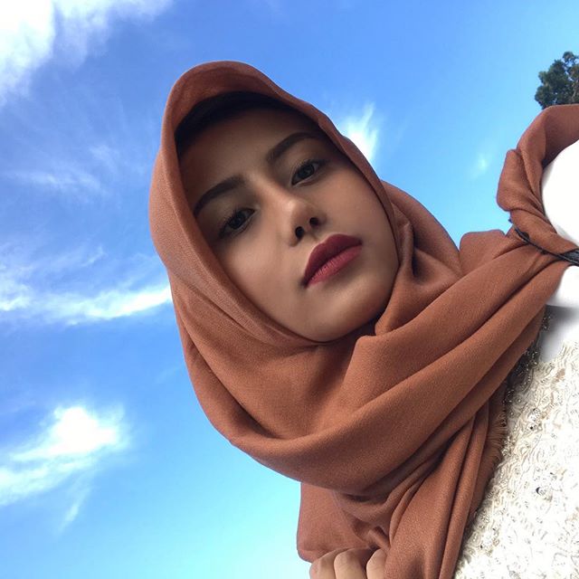 Biasa Tampil Terbuka, Seperti Ini Tampilan Selebgram Awkarin Saat Idul Adha