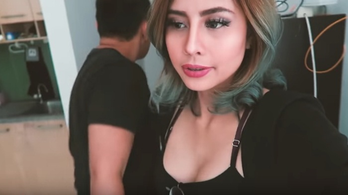 Tulisan di Foto Awkarin Bikin Netizen Bertanya-tanya, Astaga, Isinya Begini