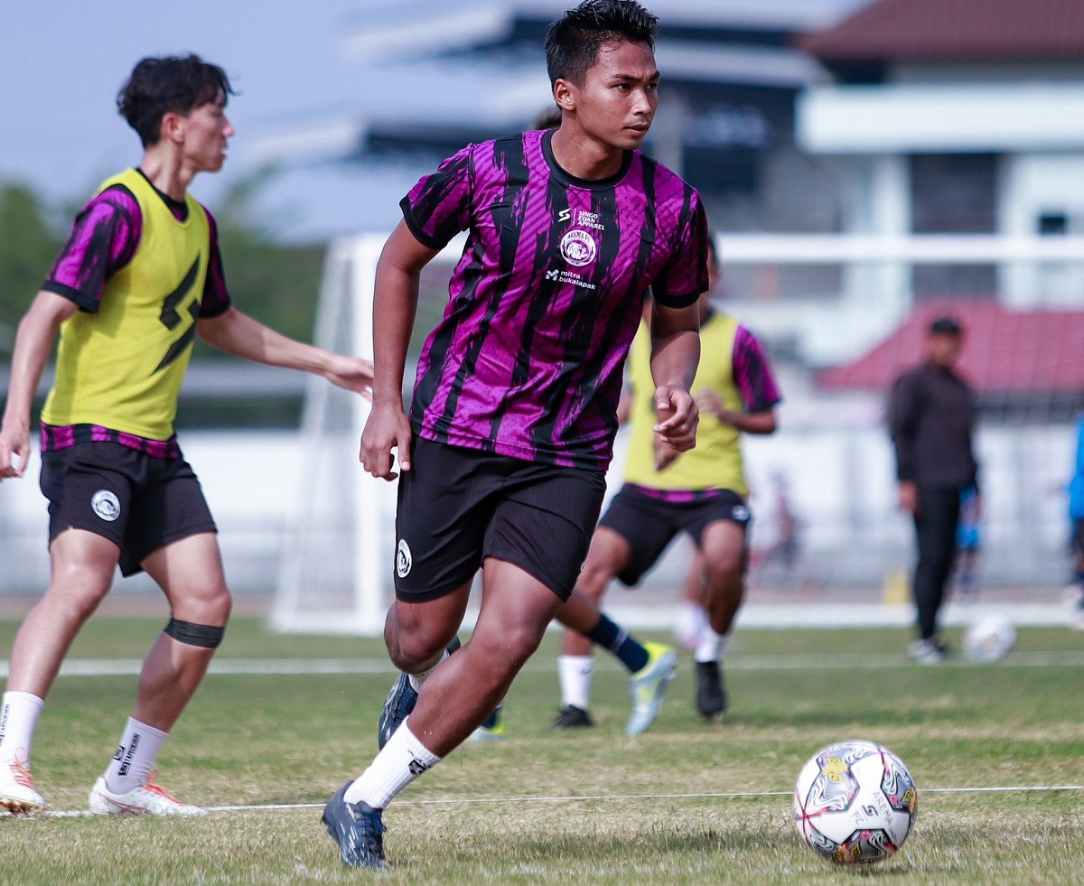 bagas-adi-nugroho-center-bek-arema-fc-saat-menjalani-pemusatan-latihan-di-yogyakarta.jpg