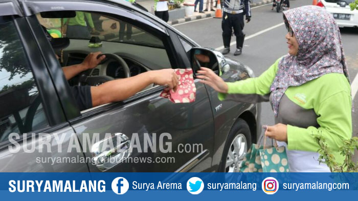 Pemkot Batu Bagi-bagi 2 Ton Apel Anna ke Wisatawan