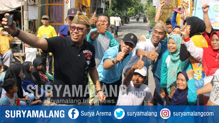 bakal-calon-wali-kota-surabaya-ahmad-nawardi-berswafoto-dengan-warga-rw-6-bulaksari.jpg