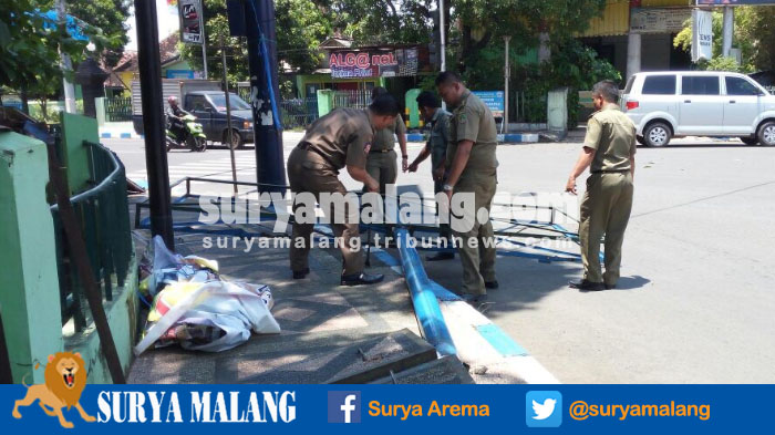 baliho-ambruk-karena-kena-angin-kencang-di-pasuruan_20170207_182025.jpg