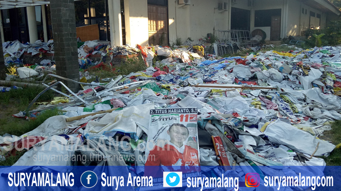 baliho-bekas-apk-hasil-sitaan-bawaslu-surabaya.jpg