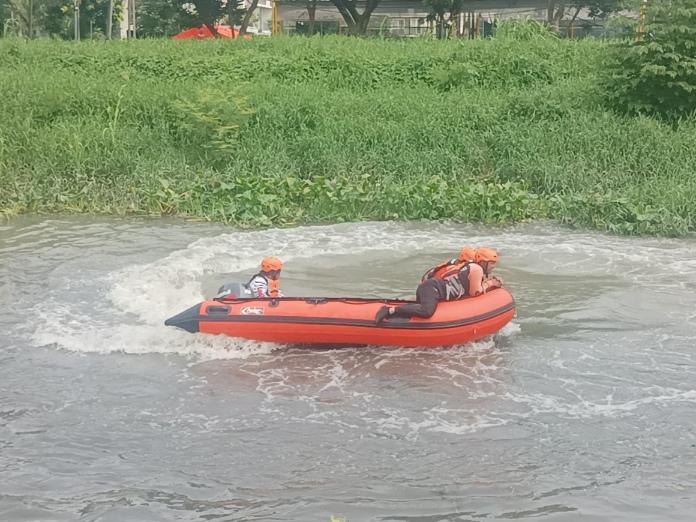 Hari Ketiga Pencarian Balita Tenggelam di Wiyung Surabaya, Tim Kerahkan Drone Hingga Manuver Perahu