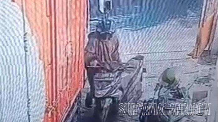 Maling Honda Beat Terekam CCTV, Hanya Butuh 5 Detik Beraksi di Jalan Karang Asem Surabaya