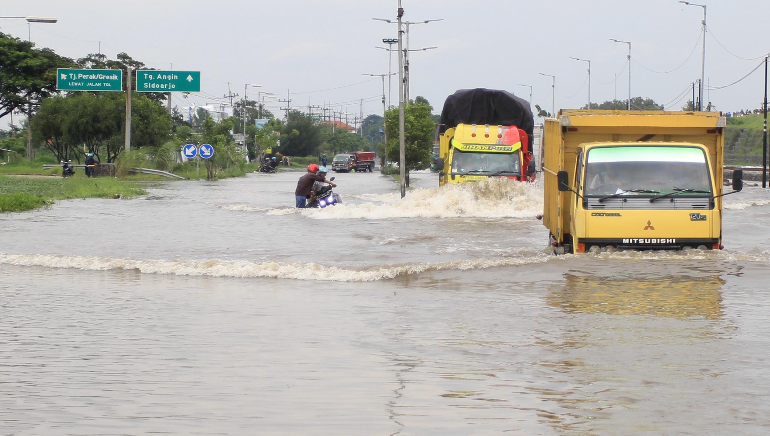 banjir-di-jalan-raya-porong-sidoarjo-saat-musim-hujan_20181015_012234.jpg