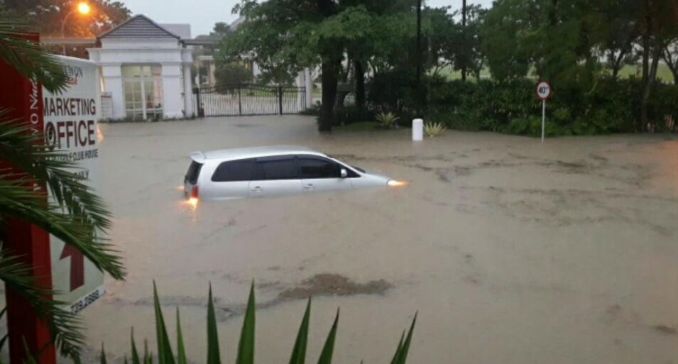 banjir-di-perumahan-yang-terletak-di-surabaya-bagian-barat-kamis-3112019.jpg