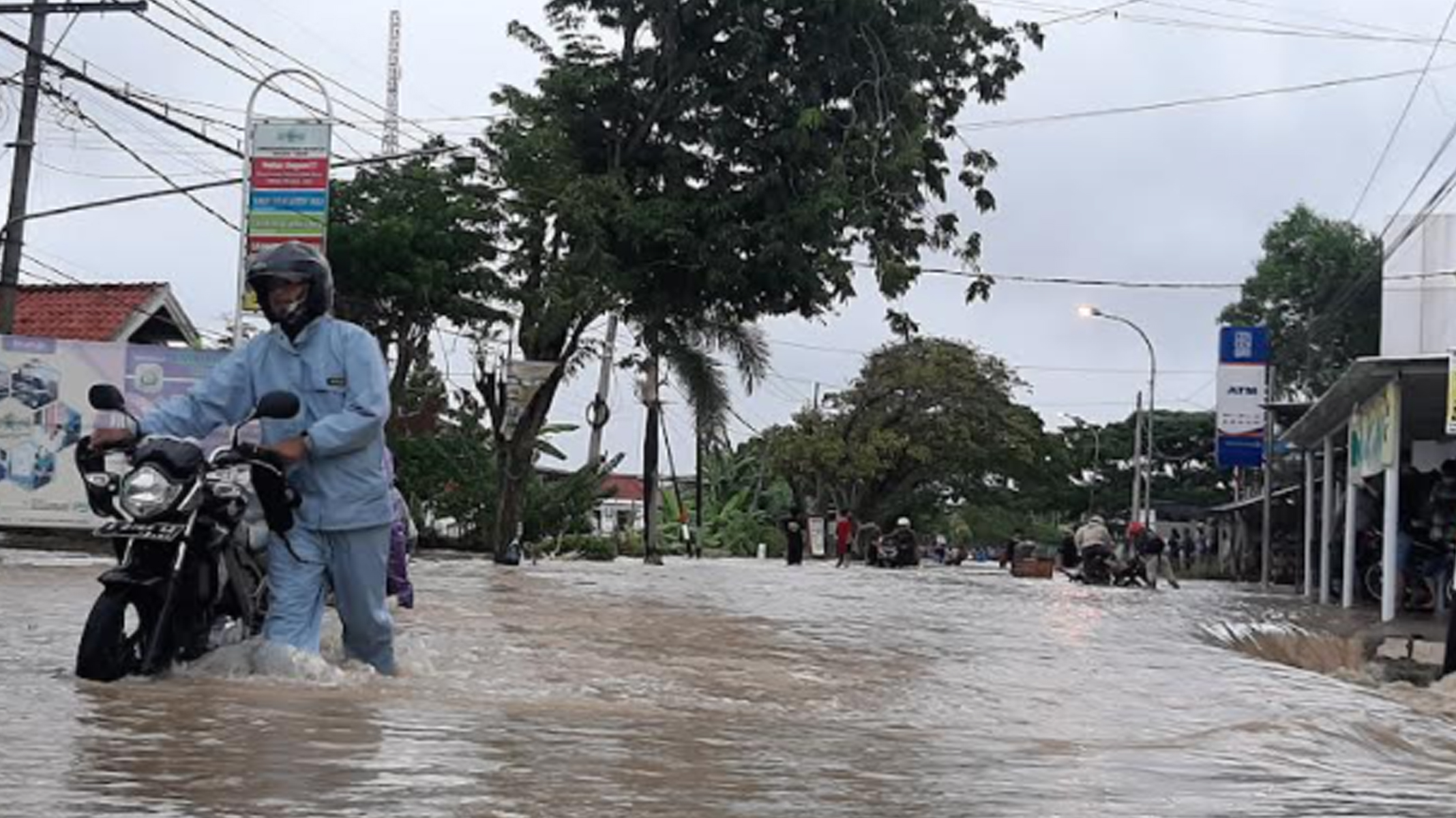 banjir-luapan-kali-lamong-jalan-raya-benjeng-gresik.jpg