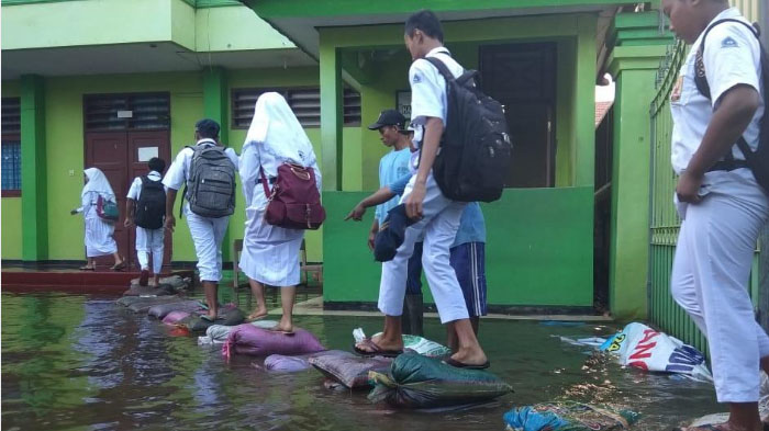 banjir-masih-menggenangi-kompleks-smpn-2-tanggulangin-sidoarjo.jpg