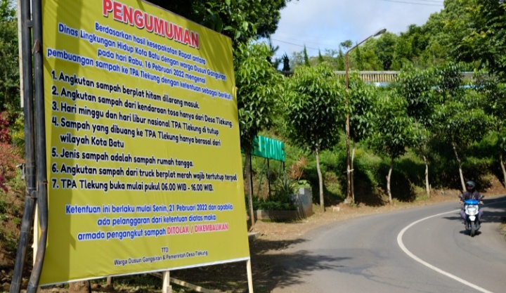 banner-yang-dipasang-warga-di-pintu-masuk-tpa-tlekung-kota-batu.jpg