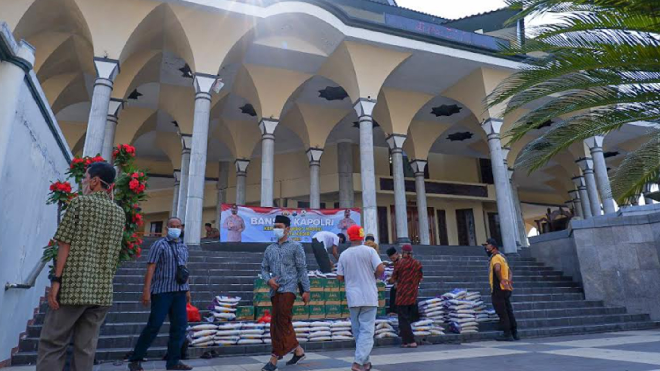Marbot Masjid di Kota Kediri Dapat Bantuan Paket Sembako dari Kapolri