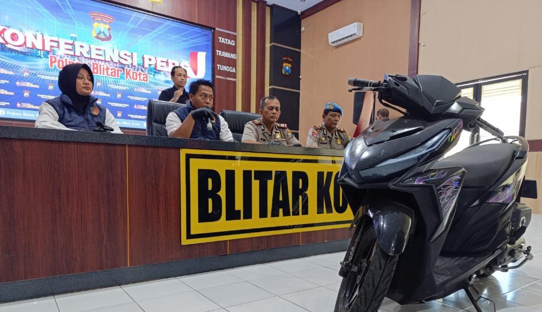 barang-bukti-sepeda-motor-dalam-kasus-perampasan-dengan-modus-mengajak-kencan-Blitar.jpg
