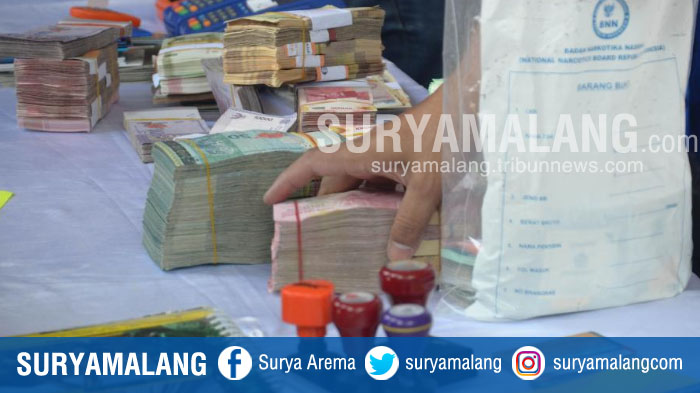 barang-bukti-yang-disita-petugas-terkait-kasus-pencucian-uang-hasil-transaksi-narkoba_20180731_192306.jpg