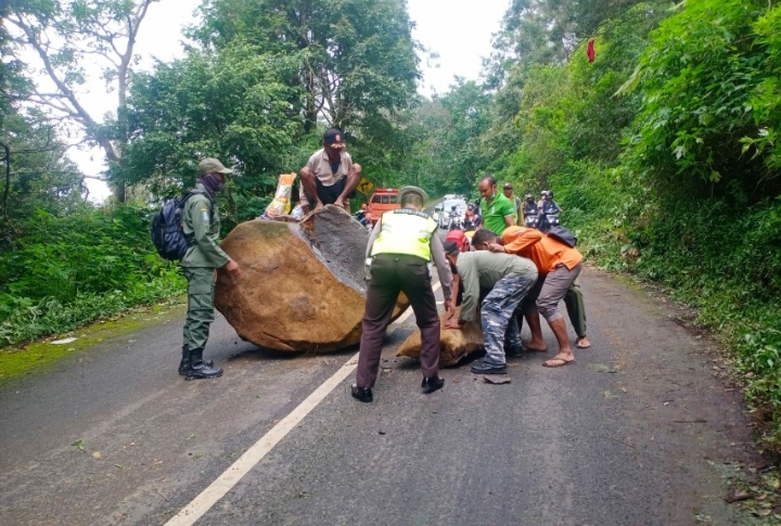 batu-raksasa-longsor-dari-tebing-setinggi-lima-meter-di-jalan-raya-cangar-pacet-kabupaten-mojokerto.jpg