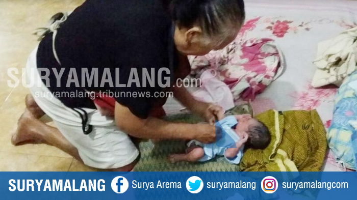 Emak-emak Naik Motor Matic Bikin Heboh di Kediri, Taruh Bungkusan Kain, Ternyata Isinya . . .
