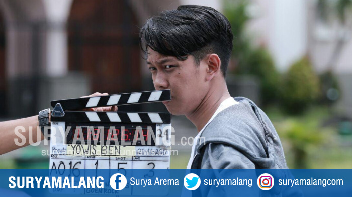 bayu-skak-ketika-syuting-film-yowis-band-di-kampung-tridi-kota-malang_20171122_205626.jpg