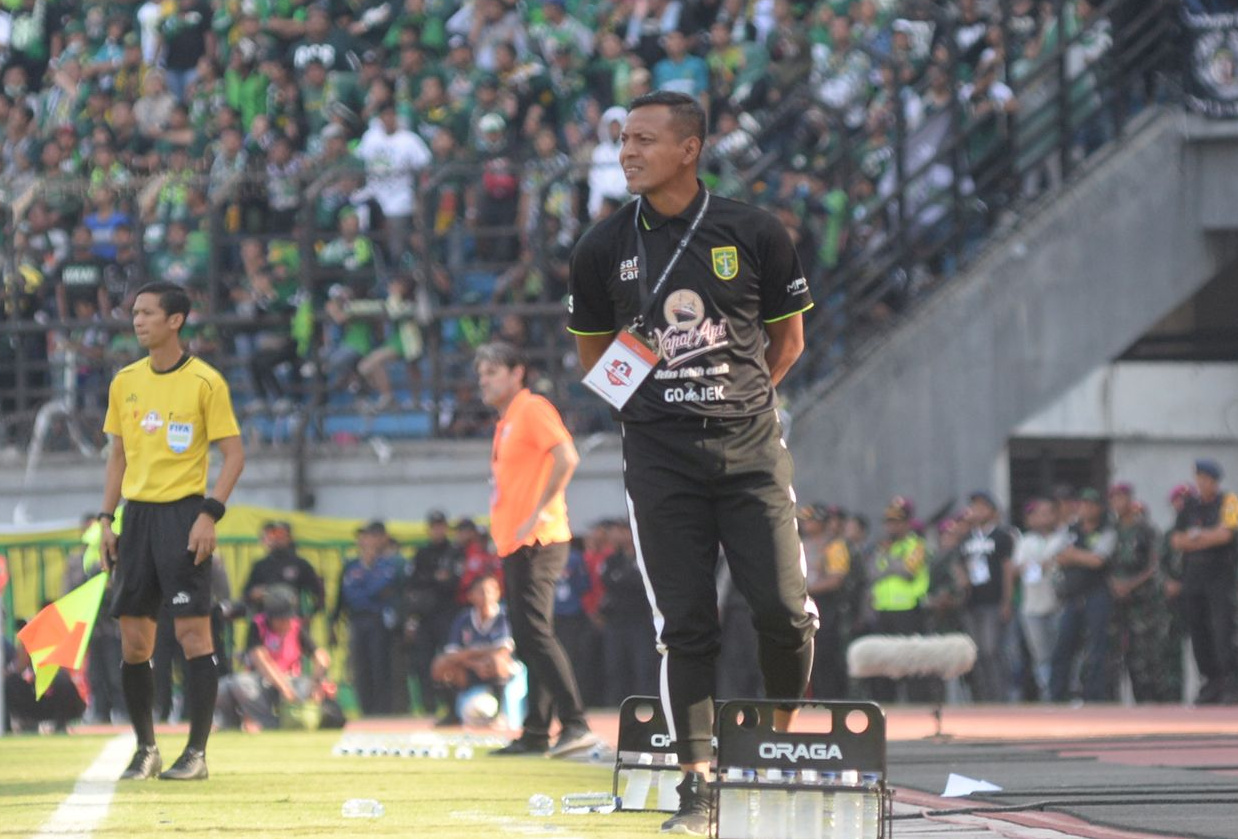 bejo-sugiantoro-pelatih-caretaker-persebaya-di-stadion-gbt-surabaya.jpg