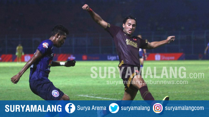 bek-arema-fc-alvin-tuasalamony-berebut-bola-dengan-striker-psm-makassar-ezra-walian.jpg
