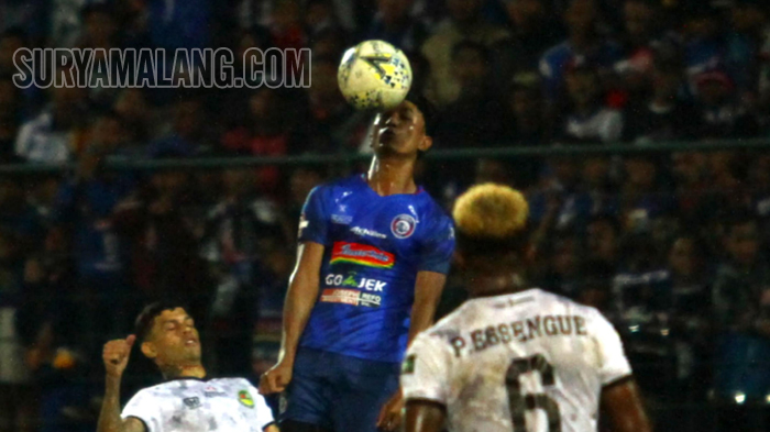bek-arema-fc-johan-ahmat-farisi-berebut-bola-dengan-gelandang-ps-tira-persikabo-ciro-henrique.jpg
