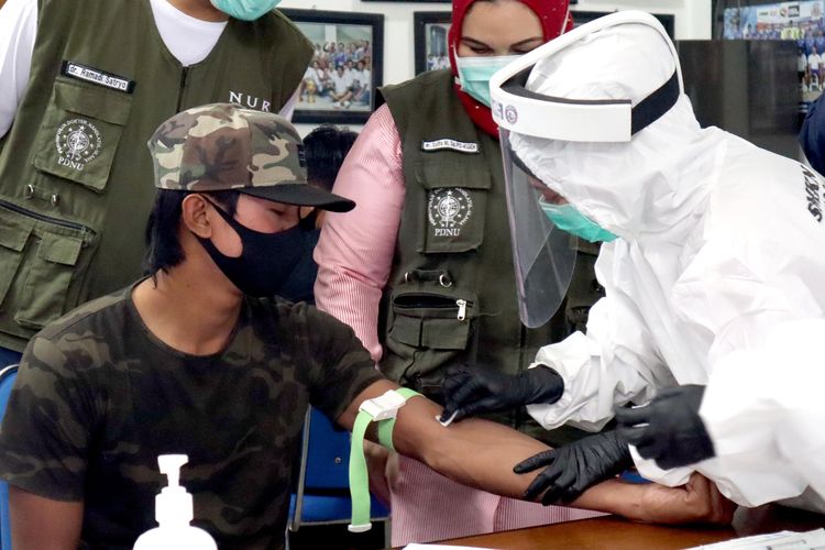 bek-arema-fc-john-ahmad-alfarizi-menjalani-rapid-test-covid-19-gelombang-pertama.jpg