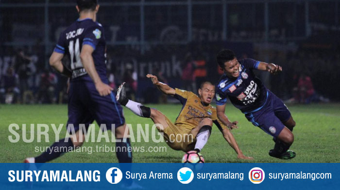 bek-arema-fc-junda-irawan-dan-striker-persib-bandung-tantan-di-stadion-kanjuruhan_20170812_212813.jpg