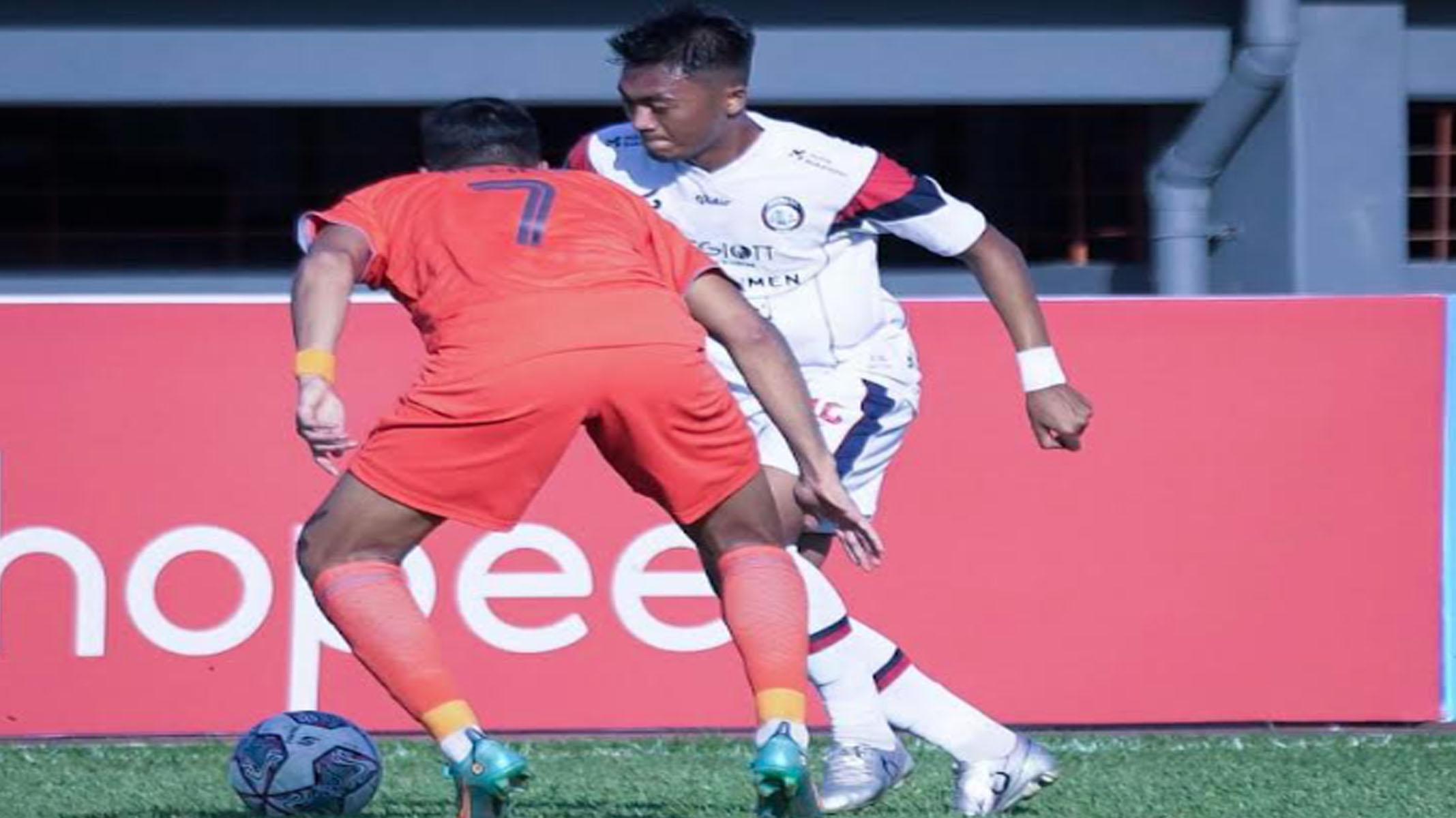 bek-arema-fc-rizky-dwi-febrianto-borneo-fc.jpg