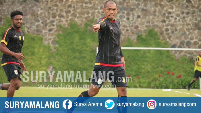 bek-persipura-jayapura-ricardo-salampessy-saat-latihan-di-kusuma-agrowisata-kota-batu_20180824_135706.jpg