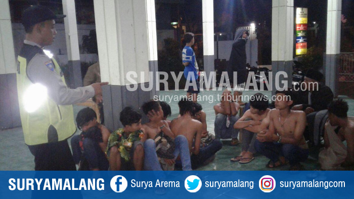 1 Cewek dan 12 Cowok Ditangkap Polisi Pasuruan di Lahan Kosong, Astaga Ini yang Mereka Lakukan
