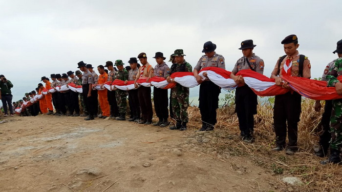 bendera-raksasa-di-bukit-tunggangan-kabupaten-trenggalek-kamis-1582019.jpg