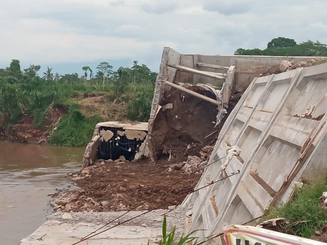 bendungan-sungai-di-Desa-Kepanjen-Kecamatan-Gumukmas-Jember-yang-ambrol-Minggu.jpg