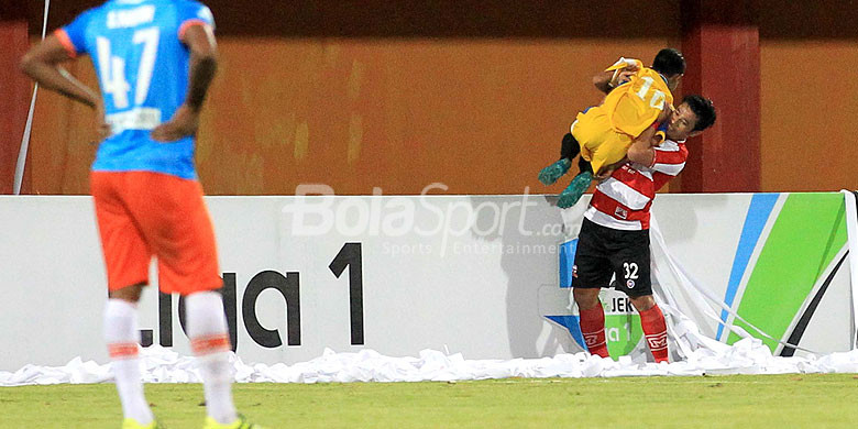 benny-wahyudi-mengangkat-anak-gawang-di-madura-united-vs-perseru-di-stadion-ratu-pamellingan_20180719_170028.jpg