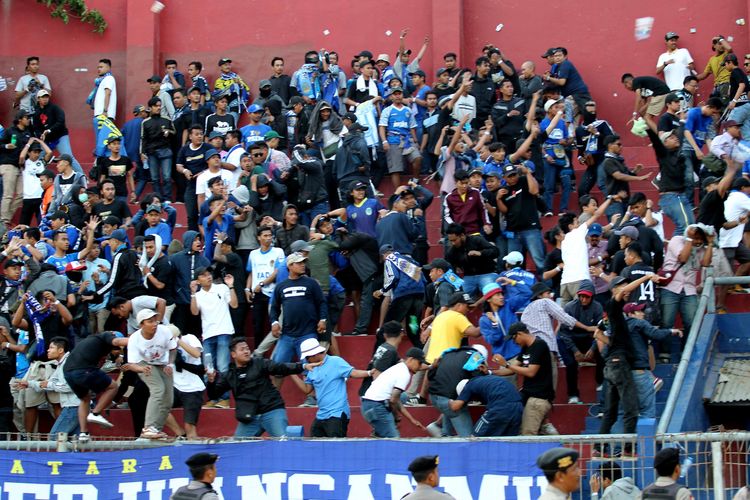 bentrok-suporter-persik-kediri-vs-psim-yogyakarta-di-kediri.jpg