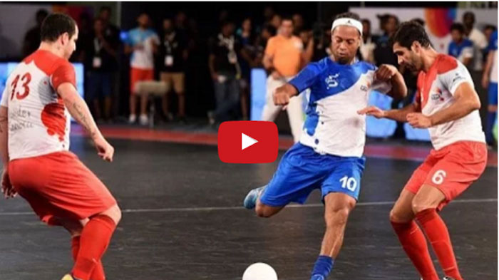 berita-aksi-ronaldinho-di-lapangan-futsal_20160718_141902.jpg