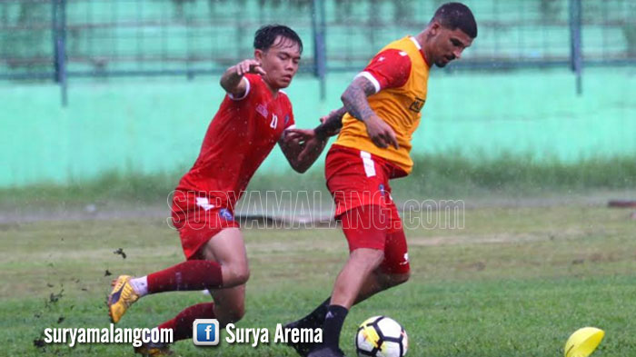 berita-arema-arthur-cunha-berebut-bola-dengan-novrian-akbar.jpg