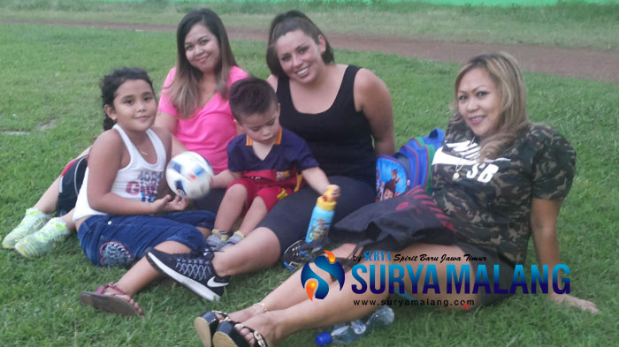berita-arema-istri-pemain-arema-ikut-turun-lapangan_20160523_223608.jpg