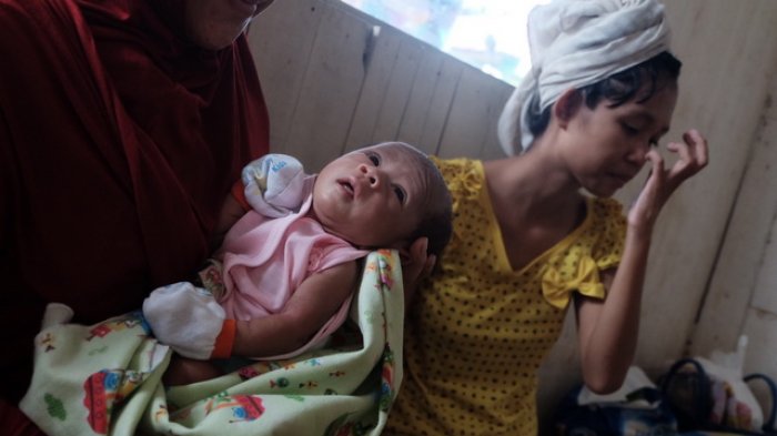 berita-balikpapan-bayi-yang-keluarkan-darah-segar-dari-mulut-dan-anusnya_20161119_223557.jpg