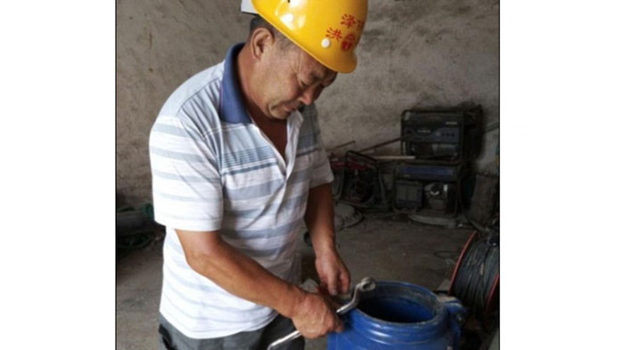 Pria ini Punya Cara Ekstrem Untuk Memperbaiki Pipa Air yang Rusak, Caranya Sungguh 'Gila'