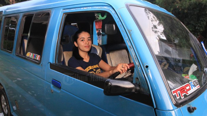 berita-mahasiswa-cantik-dari-manado-yang-jadi-sopir-angkot_20161201_205112.jpg
