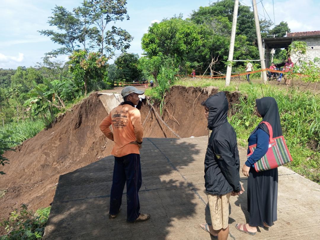 beton-badan-jalan-di-Desa-Nyawangan-Kecamatan-Sendang-Kabupaten-Tulungagung-longsor.jpg