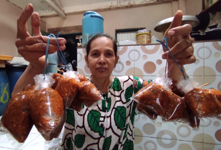 binti-khoiriyahsedang-membungkus-sambal-pacel-di-kota-blitar.jpg
