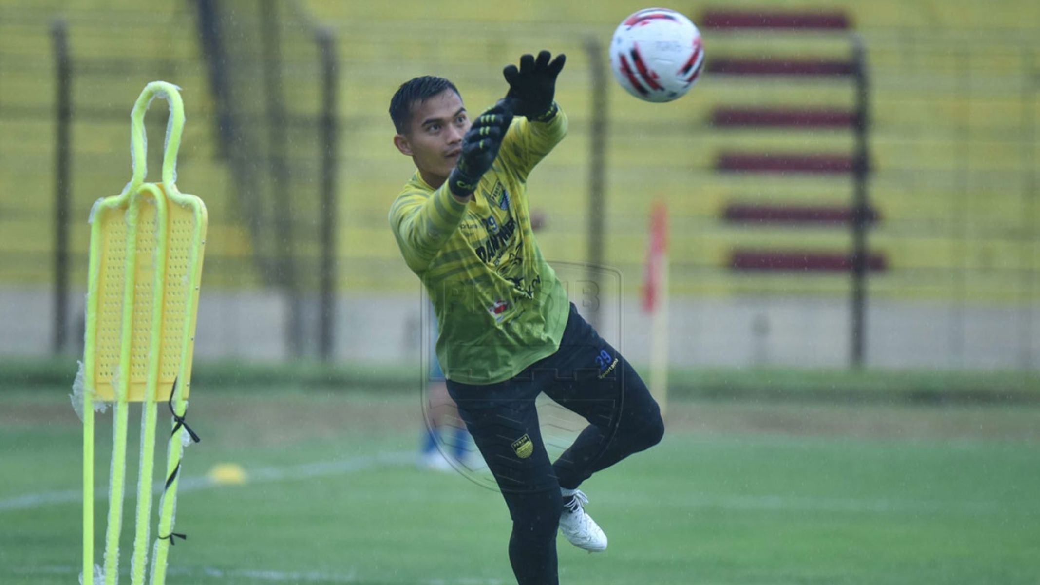 biodata-dhika-bayangkara-pemain-persib-bandung-di-piala-menpora.jpg