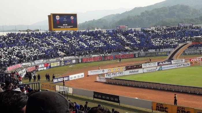 bobotoh-bomber-memperagakan-aksi-koreografi-di-tribun-selatan-saat-persib-vs-semen-padang.jpg