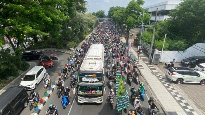bonek-mengiringi-keberangkatan-persebaya-surabaya-untuk-melakoni-seri-ketiga-bri-liga-1-2021.jpg