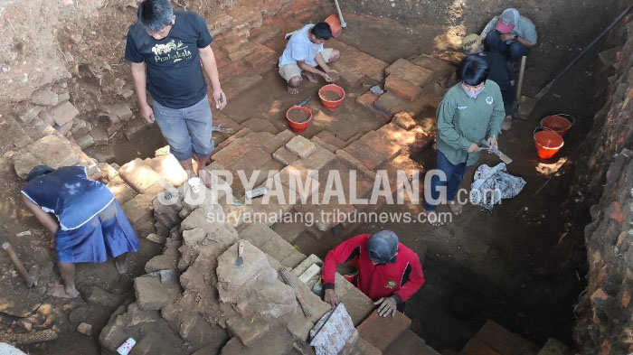 bpcb-jatim-dan-warga-masih-menggali-bagian-dalam-pagar-keliling-situs-candi-gedog-kota-blitar.jpg