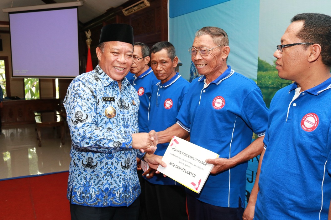 bupati-fadeli-serahkan-penghargaan_20181017_151600.jpg