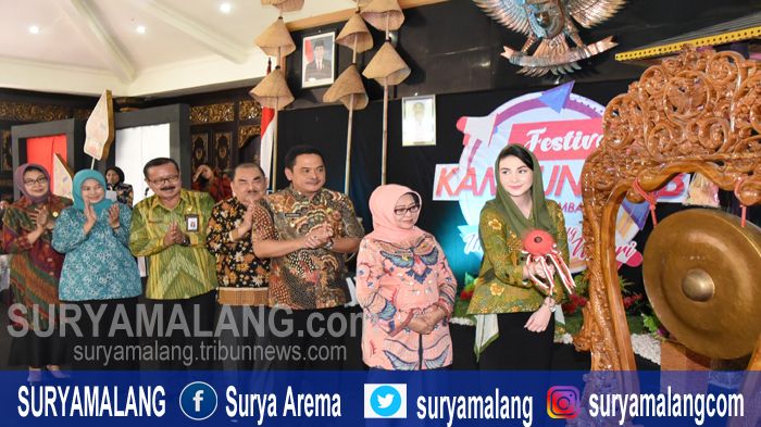 bupati-jombang-mundjidah-wahab-bersama-ketua-tim-penggerak-pkk-provinsi-jatim-arumi-bachsin.jpg