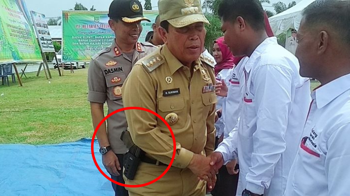 Bupati Sukiman Selipkan Senjata di Pinggang saat ke Bonai Darussalam, Katanya Buat Gaya-gaya Aja