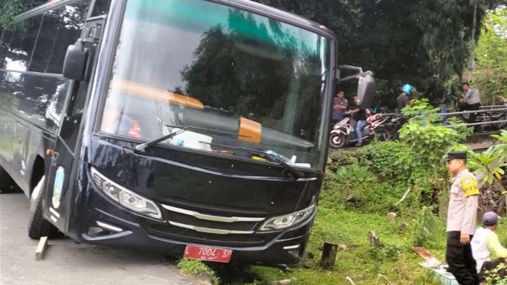 bus-PemproV-Jatim-masuk-pemakaman.jpg