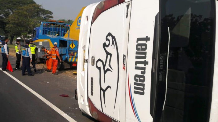 bus-tentrem-n-7859-ug-jurusan-malang-surabaya-terguling-di-tol-waru-km-748299-sidoarjo.jpg